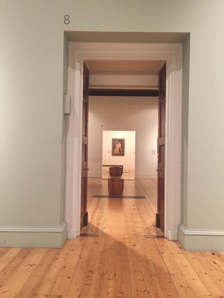 Puerta numerada hacia otra sala del museo