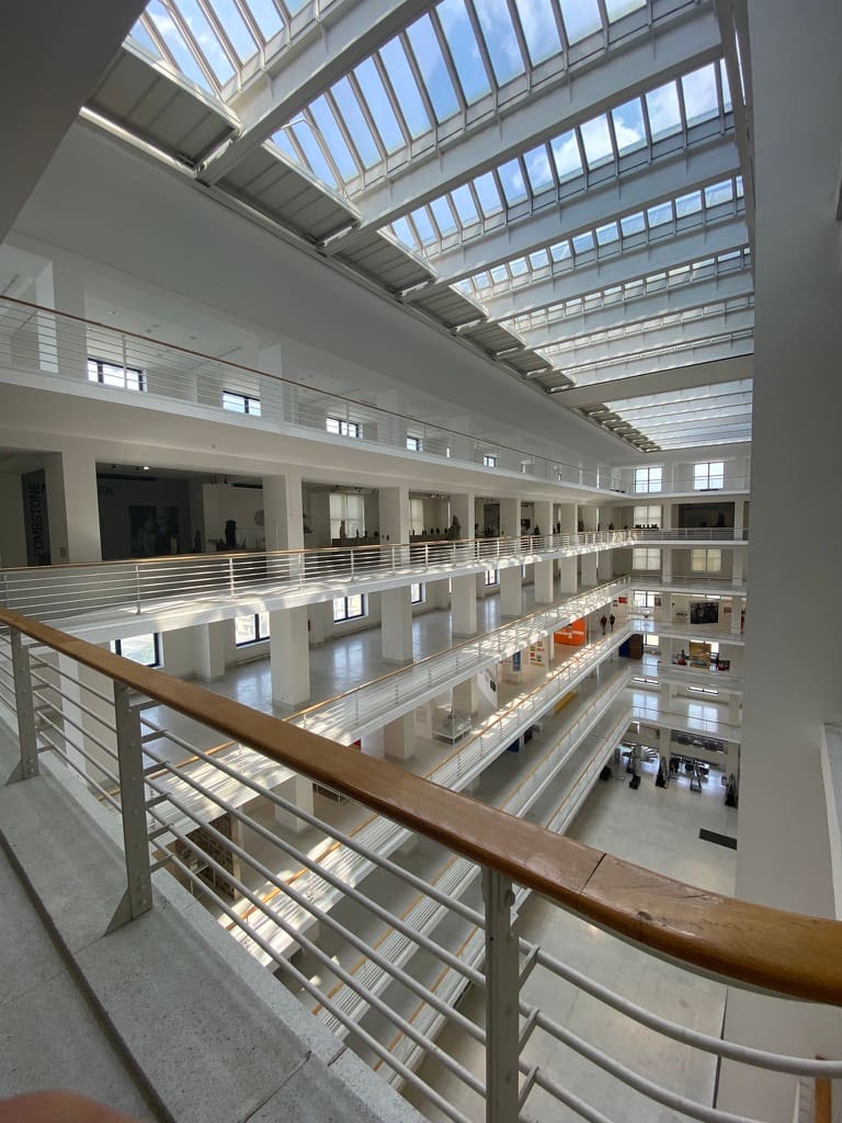 Sala de museo con múltiples obras enmarcadas en la pared