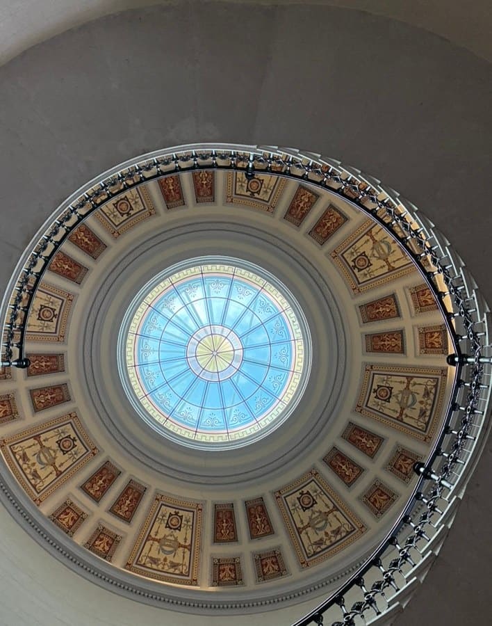 Cúpula de escalera con vitral circular